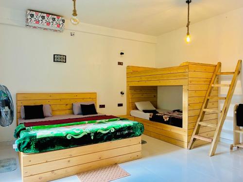1 Schlafzimmer mit 2 Etagenbetten und einer Leiter in der Unterkunft Be My Guest in Ella
