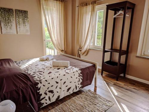 Un pat sau paturi într-o cameră la Villa Grassi with pool Nizza Monferrato