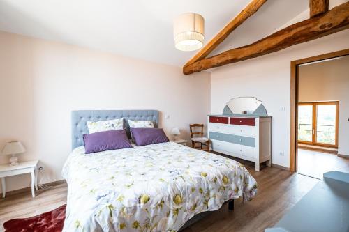 Ένα ή περισσότερα κρεβάτια σε δωμάτιο στο L'Escapade d'Itzac - Demeure de caractère avec piscine