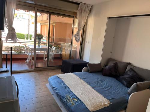 a living room with a bed and a balcony at baiasole in Sanremo