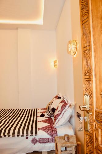a bedroom with a bed and a window and a bed sqor at TRAVEL SURF NATURE in Tamraght Ouzdar