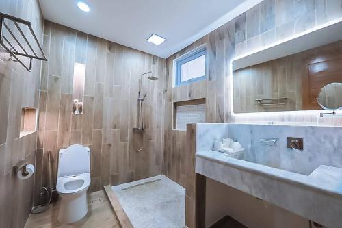 een badkamer met een wastafel, een toilet en een douche bij Romblon Beach and Dive Resort in Romblon