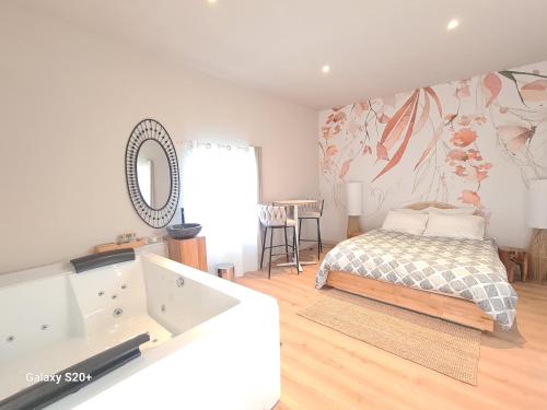 a bedroom with a bed and a bath tub at Ame O des Flandres, La Suite in Boeschèpe