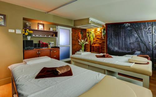 Кровать или кровати в номере Conifer Boutique Hotel