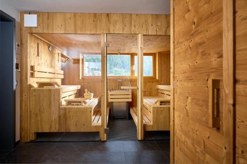 a wooden bathroom with two sinks and a window at DESIGN-CHALETS by Pferd auf Wolke NEU in Gaschurn