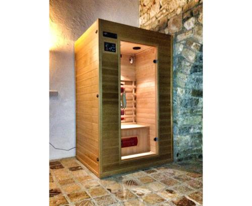 Habitación con baño pequeño con ducha. en Hotel Mas Pelegri, en Serinyà