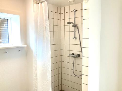 eine Duschkabine im Bad mit Fenster in der Unterkunft Three Bedroom Apartment In Vejle, St, Grundet Alle 10, in Vejle