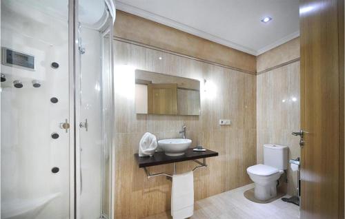 y baño con lavabo, aseo y ducha. en Stunning Apartment In Carballo With 2 Bedrooms, en Carballo