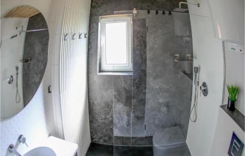 een badkamer met een douche, een wastafel en een raam bij 2 Bedroom Beautiful Home In Slopnice in Słopnice