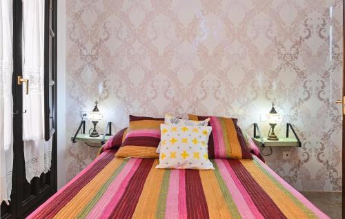 una camera con un letto con una coperta colorata di 2 Bedroom Stunning Apartment In La Zubia a La Zubia