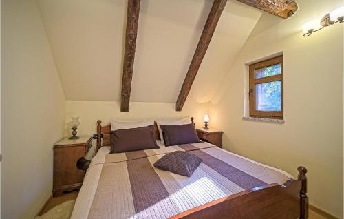 una camera da letto con un grande letto in mansarda di 3 Bedroom Stunning Home In Skrad a Skrad