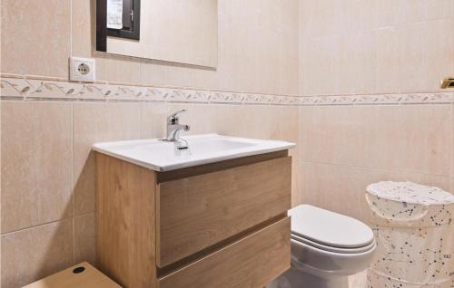 bagno con lavandino e servizi igienici di 2 Bedroom Stunning Apartment In La Zubia a La Zubia