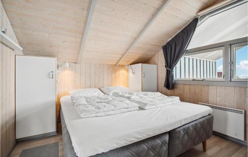 1 cama blanca grande en una habitación con ventana en Cassiopeia, en Hejls