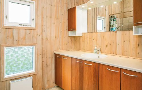 y baño con lavabo y espejo. en Cozy Home In Hjrring With Wifi, en Lønstrup