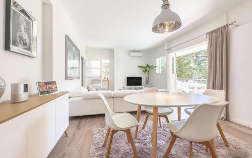 une cuisine et un salon avec une table et des chaises dans l'établissement Le Marilyn by Winsome Destination, à Cannes