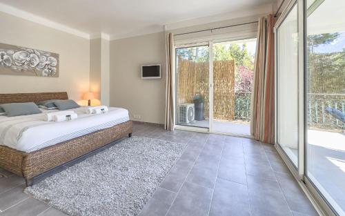 1 dormitorio con cama y ventana grande en Le Marilyn by Winsome Destination, en Cannes