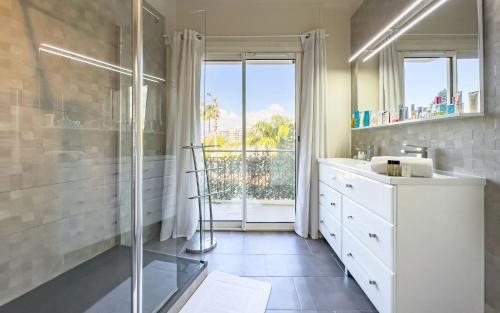 baño con ducha, lavabo y ventana en Le Marilyn by Winsome Destination, en Cannes