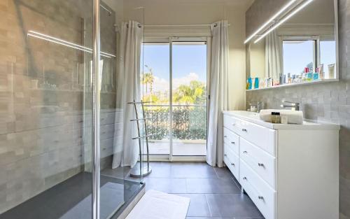 une salle de bain avec une douche et un lavabo et une fenêtre dans l'établissement Le Marilyn by Winsome Destination, à Cannes