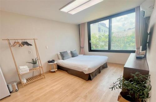 Ένα ή περισσότερα κρεβάτια σε δωμάτιο στο Living in Jeju Island