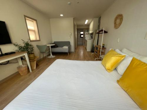 Μια τηλεόραση ή/και κέντρο ψυχαγωγίας στο Living in Jeju Island