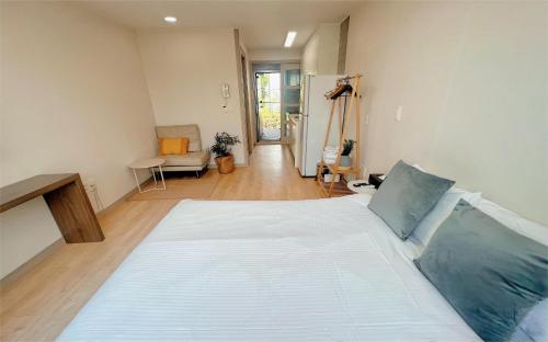 Ένα ή περισσότερα κρεβάτια σε δωμάτιο στο Living in Jeju Island