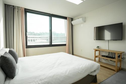 Ένα ή περισσότερα κρεβάτια σε δωμάτιο στο Living in Jeju Island