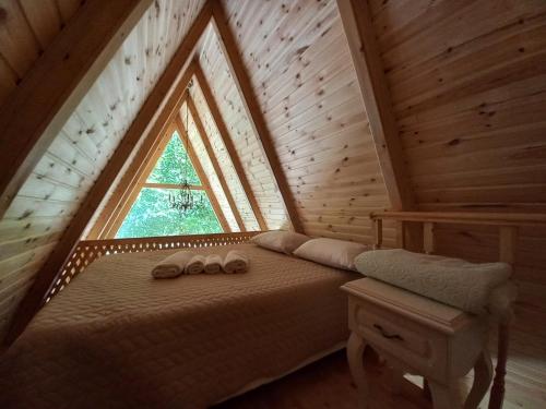 Bett in einem Zimmer mit Fenster in der Unterkunft GREEN AREA in Batumi
