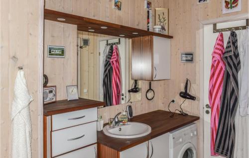 Kopalnica v nastanitvi Cozy Home In lbk With Sauna