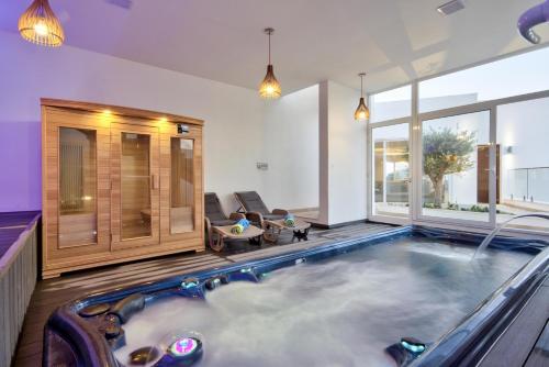 Fotografie z fotogalerie ubytování Villa Ghea - Indoor Jacuzzi Pool, Sauna and Games Room v destinaci Mellieħa