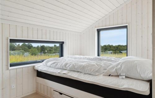 een groot bed in een witte kamer met een raam bij Awesome Home In Stege With Kitchen in Stege