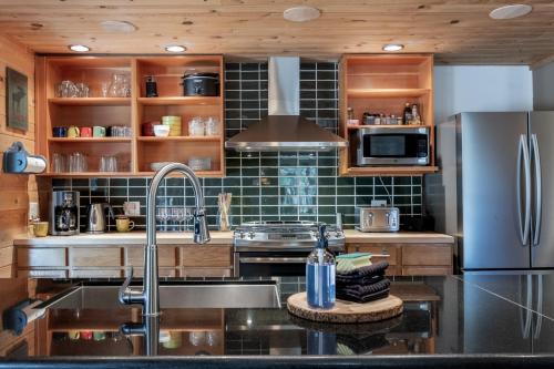 Una cocina o zona de cocina en Pine Acres by NW Comfy Cabins