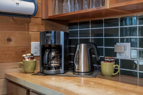 Utensilios para hacer té y café en Pine Acres by NW Comfy Cabins