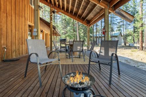 Un patio o zona al aire libre en Pine Acres by NW Comfy Cabins