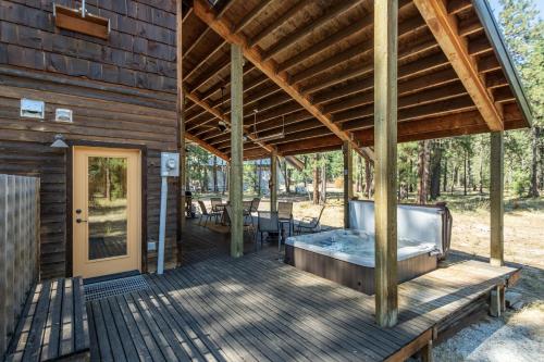 Un patio o zona al aire libre en Pine Acres by NW Comfy Cabins