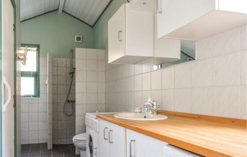 Kylpyhuone majoituspaikassa Gorgeous Home In lbk With Kitchen
