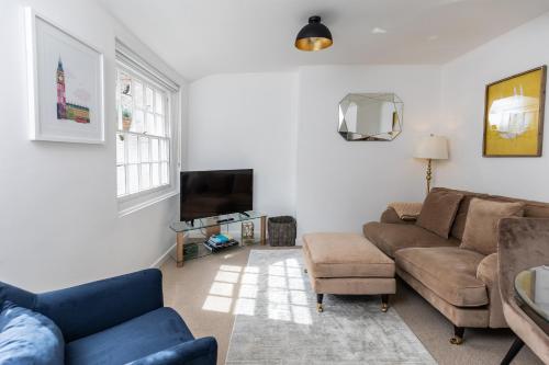 sala de estar con sofá y TV en 6 Elizabeth House - By Luxury Apartments, en Cheltenham