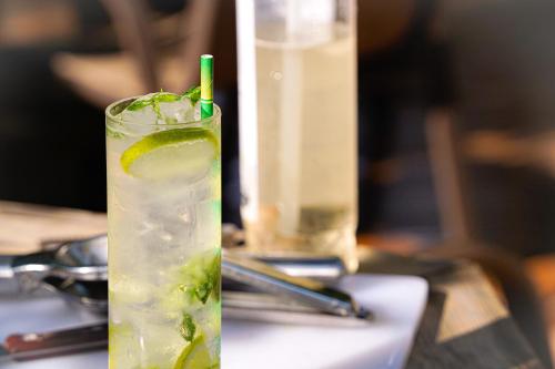 una bebida con limón en una mesa en B&B under Great Wall, en Huairou