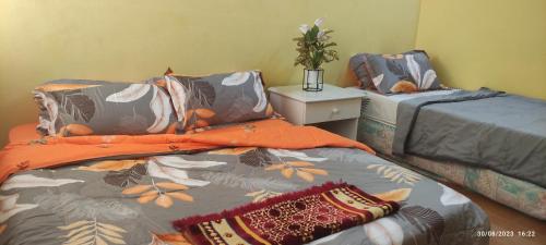 2 Einzelbetten in einem Zimmer mit in der Unterkunft HOMESTAY ALORSETAR TOWNCENTRE by ASTARILA GUESTHOUSE-StadiumDarulaman - iSLAM SAHAJA - Private Pool, BBQ Zone & Kolam Pancing Puyu - 8-13pax in Alor Setar