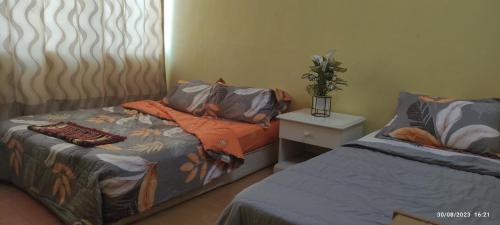 HOMESTAY ALORSETAR TOWNCENTRE by ASTARILA GUESTHOUSE-StadiumDarulaman - iSLAM SAHAJA - Private Pool, BBQ Zone & Kolam Pancing Puyu - 8-13paxにあるベッド