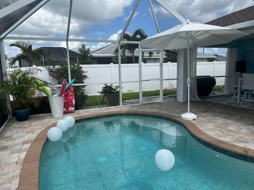 Bazén v ubytování Heated pool, Family Fun, Tiki Bar, kayak, 3bd 2ba nebo v jeho okolí