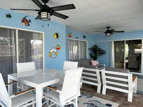 Posezení v ubytování Heated pool, Family Fun, Tiki Bar, kayak, 3bd 2ba