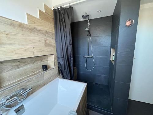 La salle de bains est pourvue d'une douche et d'un lavabo blanc. dans l'établissement Grande maison proche de la plage, à La Couarde-sur-Mer