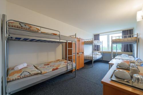 Zimmer mit 2 Etagenbetten und einem Schreibtisch in der Unterkunft TVM Tower Modřany in Prag