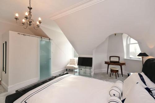 Ένα ή περισσότερα κρεβάτια σε δωμάτιο στο Luxury West End Apartment
