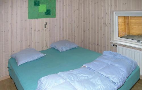 ÅlbækにあるNice Home In lbk With 5 Bedrooms, Sauna And Wifiのベッドルーム1室(枕付きのベッド1台、窓付)