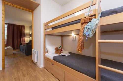 a small bedroom with bunk beds in a room at Résidence Odalys Le Buet in Morillon