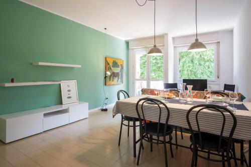 eine Küche und ein Esszimmer mit einem Tisch und Stühlen in der Unterkunft Casa Del Cactus - Bergamo City - by Host4U in Bergamo