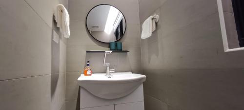 太麻里的住宿－金崙有樂町溫泉民宿，浴室设有白色水槽和镜子