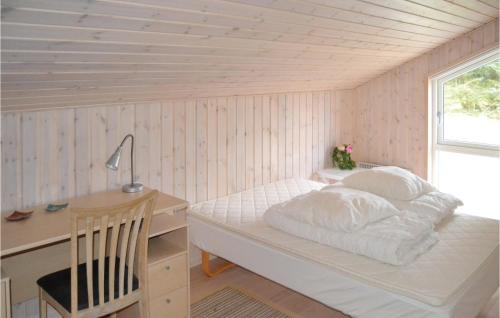 Säng eller sängar i ett rum på Stunning Home In Jerup With House A Panoramic View
