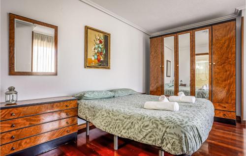 - une chambre avec un lit et 2 serviettes dans l'établissement Nice Apartment In Colindres With Kitchen, à Colindres